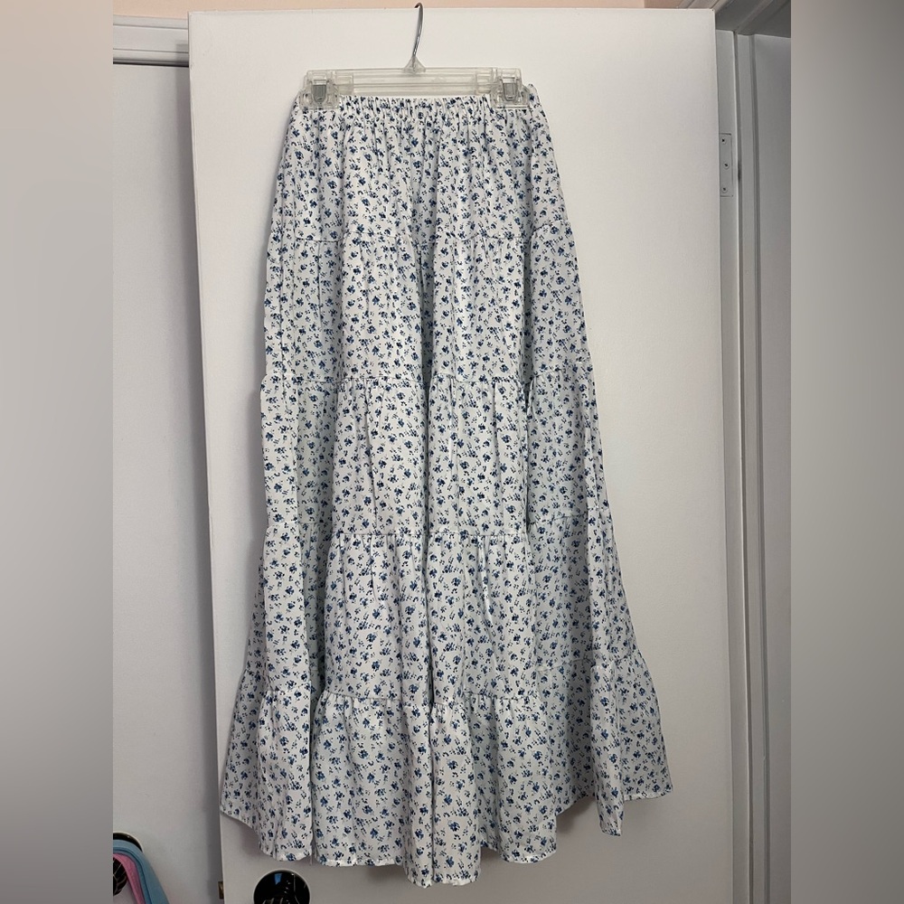 Floral Maxi Skirt - Blue and White Flowers
Size: XS
Good condition